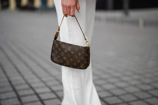 Louis Vuitton Pochette Accessoire: En Must-Have för Den Stilmedvetna